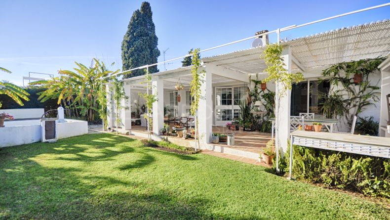 Villa a few steps from the beach, El Saladillo, Estepona