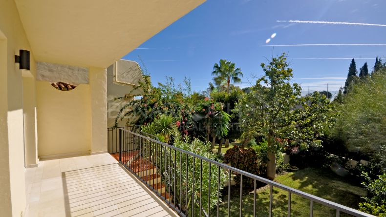 Ground floor apartment with garden in Pinos de Aloha, Nueva Andalucía