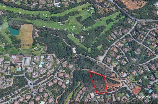 Superb building plot very well located in an established and peaceful area in Sotogrande Alto.