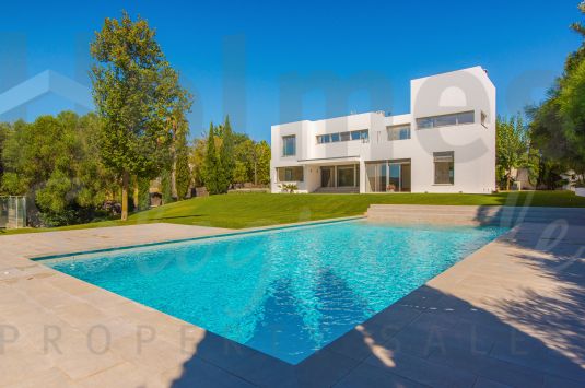 Fantástica villa de estilo moderno y muy privada con bonitas vistas a los campos de golf de San Roque.