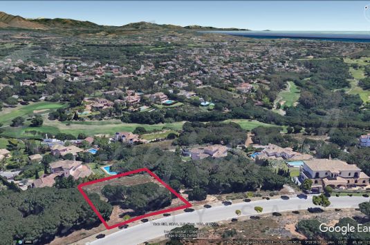 Sotogrande building plot with a great location in one of the best streets of Sotogrande Alto near the Almenara golf club.