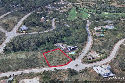 Magificent plot in La Reserva bordering a green zone and on an elevated position with great views.