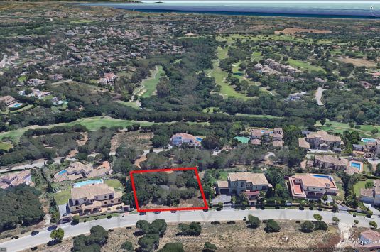 Situada en la prestigiosa zona G, desde esta parcela se pueden disfrutar de maravillosas vistas panorámicas de Sotogrande y del mar.