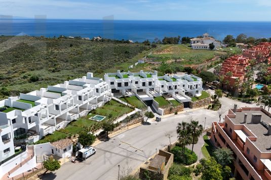 Modern style 3 bedroom townhouse in the new complex of Golden View II with wonderful views.