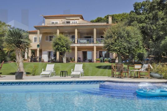South-east facing 3 storey villa with a great garden in a highly demanded area of Sotogrande Alto.