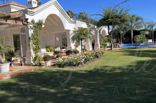 An attractive south-facing house in Sotogrande Alto built to high specifications.