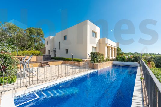 One of only seven villas built in one of the most privileged enclaves of the Almenara Golf Course and very close to the So Sotogrande Hotel.