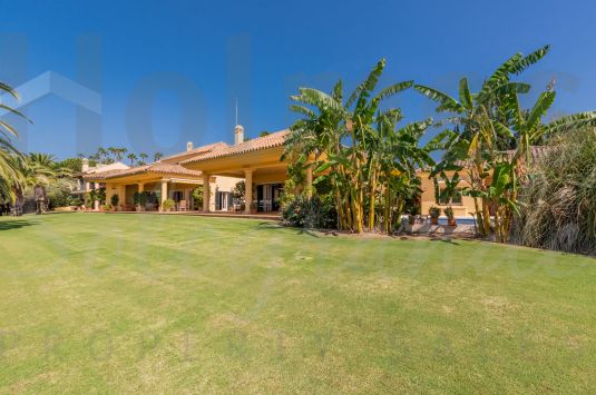 An outstanding property unusually set in 8.050 m² of land with spectacular south-facing views overlooking the Almenara and San Roque golf courses and to the sea.