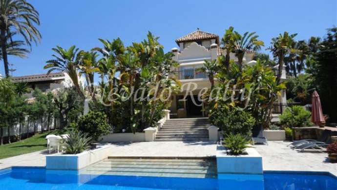 Encantadora villa en dos plantas situada al este de Marbella.