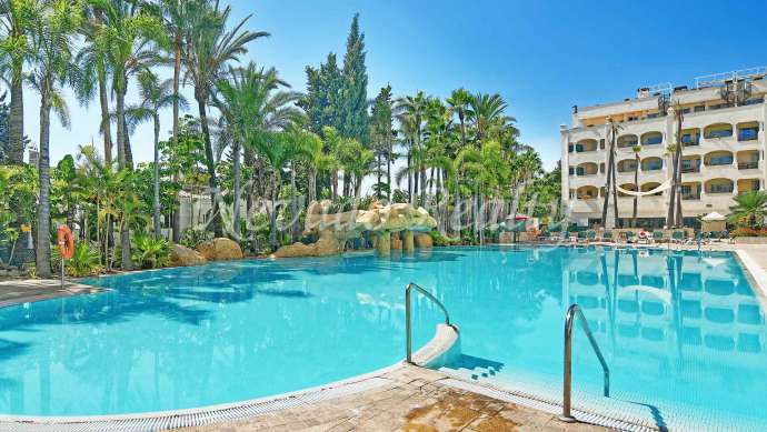Apartamento con vistas al mar en la Milla de Oro de Marbella