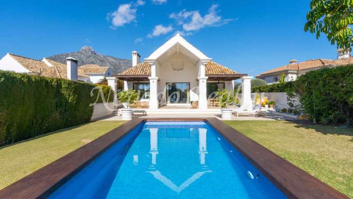 Villa in Lomas de Marbella club with mountain views for sale