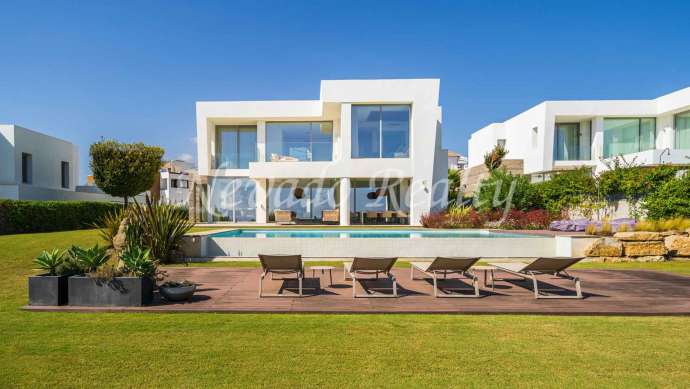 Villa à Marbella avec vue sur la mer et le golf à vendre.