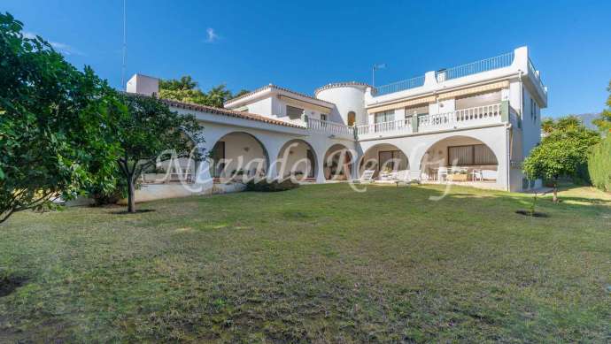 Parcela en Marbella centro con vistas a mar y montaña con la posiblidad de construir hasta 3 villas, en venta