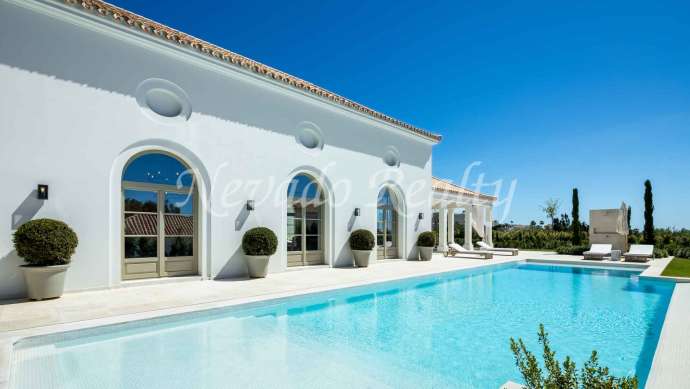 Villa en La Cerquilla de estilo andaluz en venta