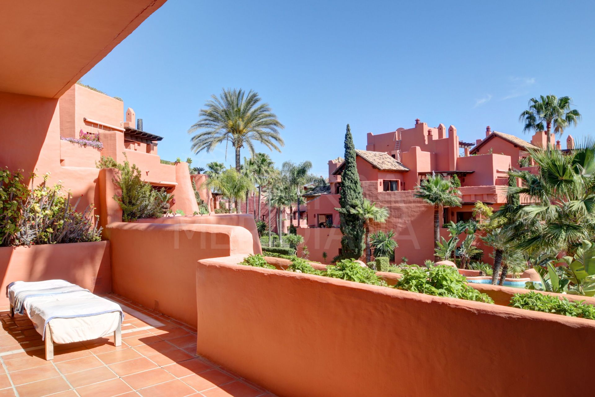 Apartamento lujoso de dos dormitorios en venta en Torre Bermeja, Estepona