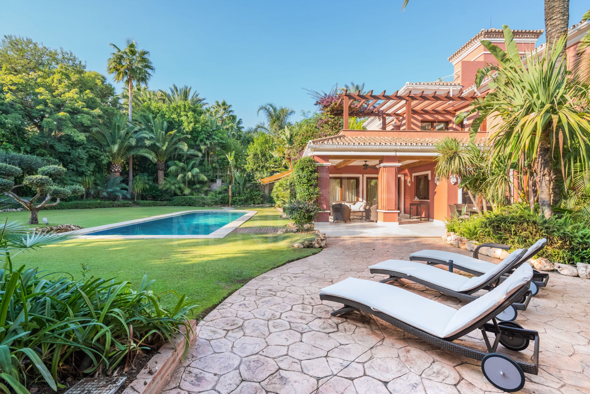 Exceptional luxury villa in a prestigious location for sale in Altos de Puente Romano, Marbella Golden Mile