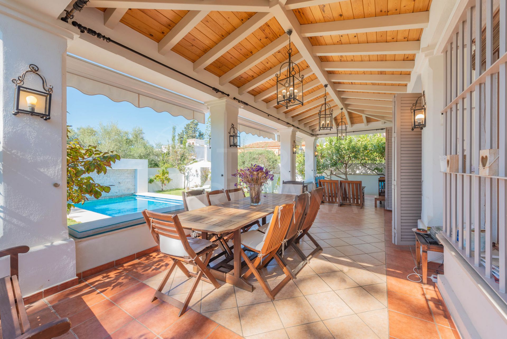 Amplia villa junto a la playa en venta en la muy deseable y raramente disponible urbanización Casablanca, Marbella Milla de Oro