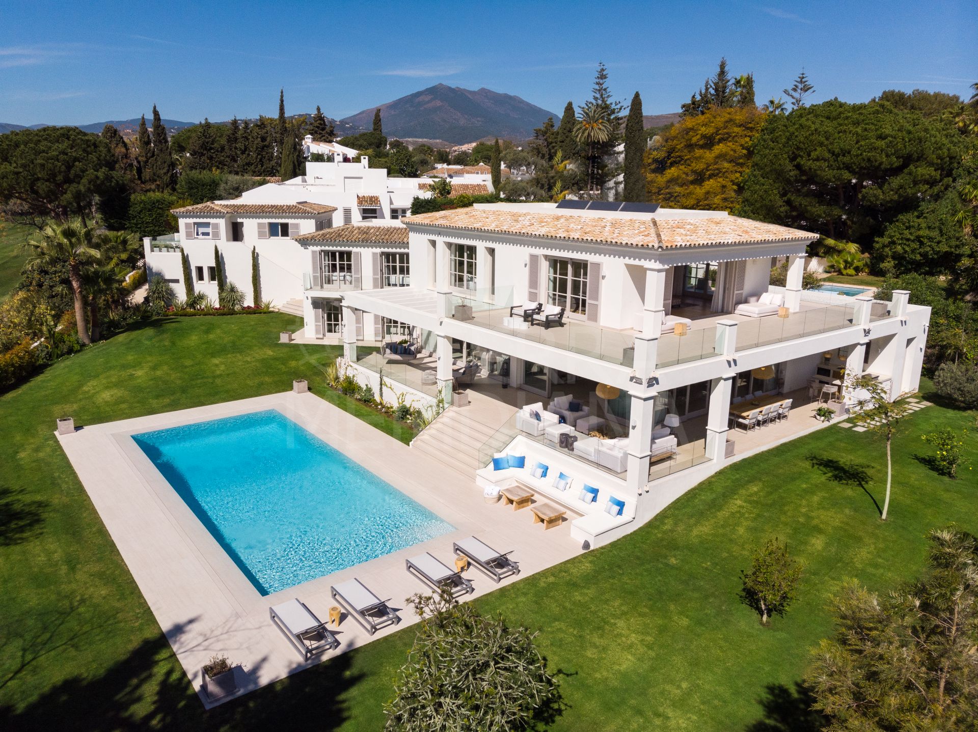 Villa de lujo de estilo clásico en primera línea de golf con una calidez contemporánea a la venta en Aloha, Nueva Andalucía, Marbella