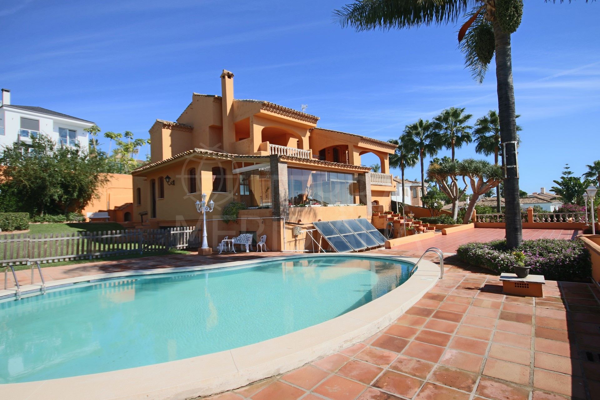 Large villa for sale of classic design in Seghers, close to the port and Estepona´s main beach