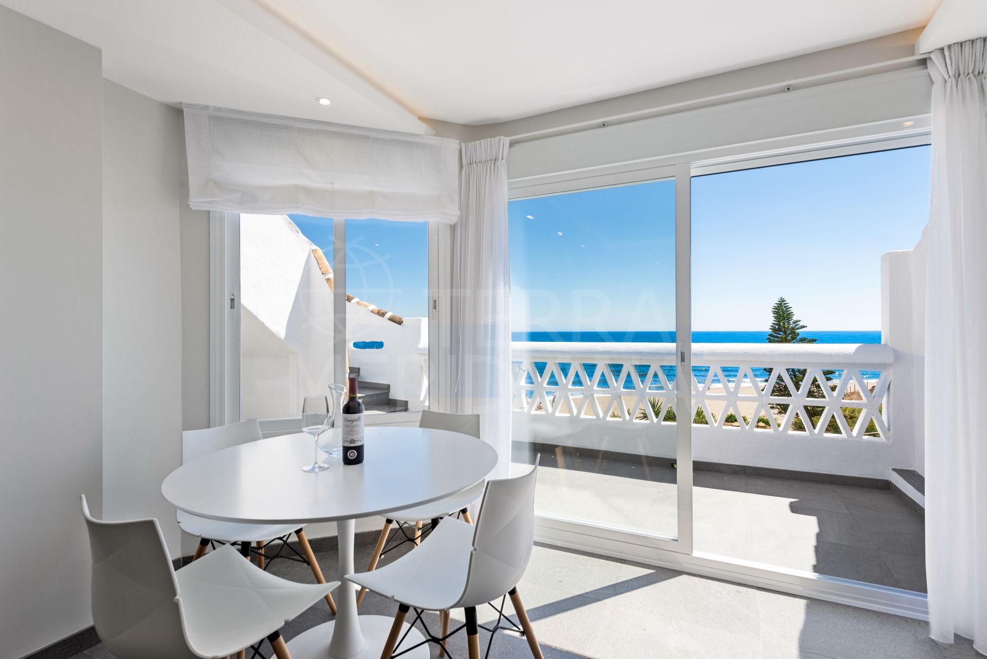 Fabulous upgraded 2 bedroom beachfront apartment for sale in Royal Beach, Calahonda