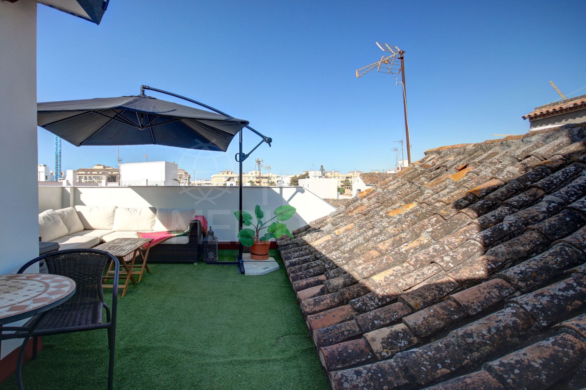 Magnífica casa adosada renovada de 2 dormitorios en venta en el corazón del casco antiguo de Estepona