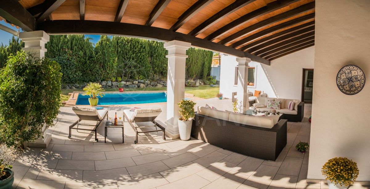Villa clásica de estilo mediterráneo con un gran nivel inferior en venta en El Paraíso, Estepona