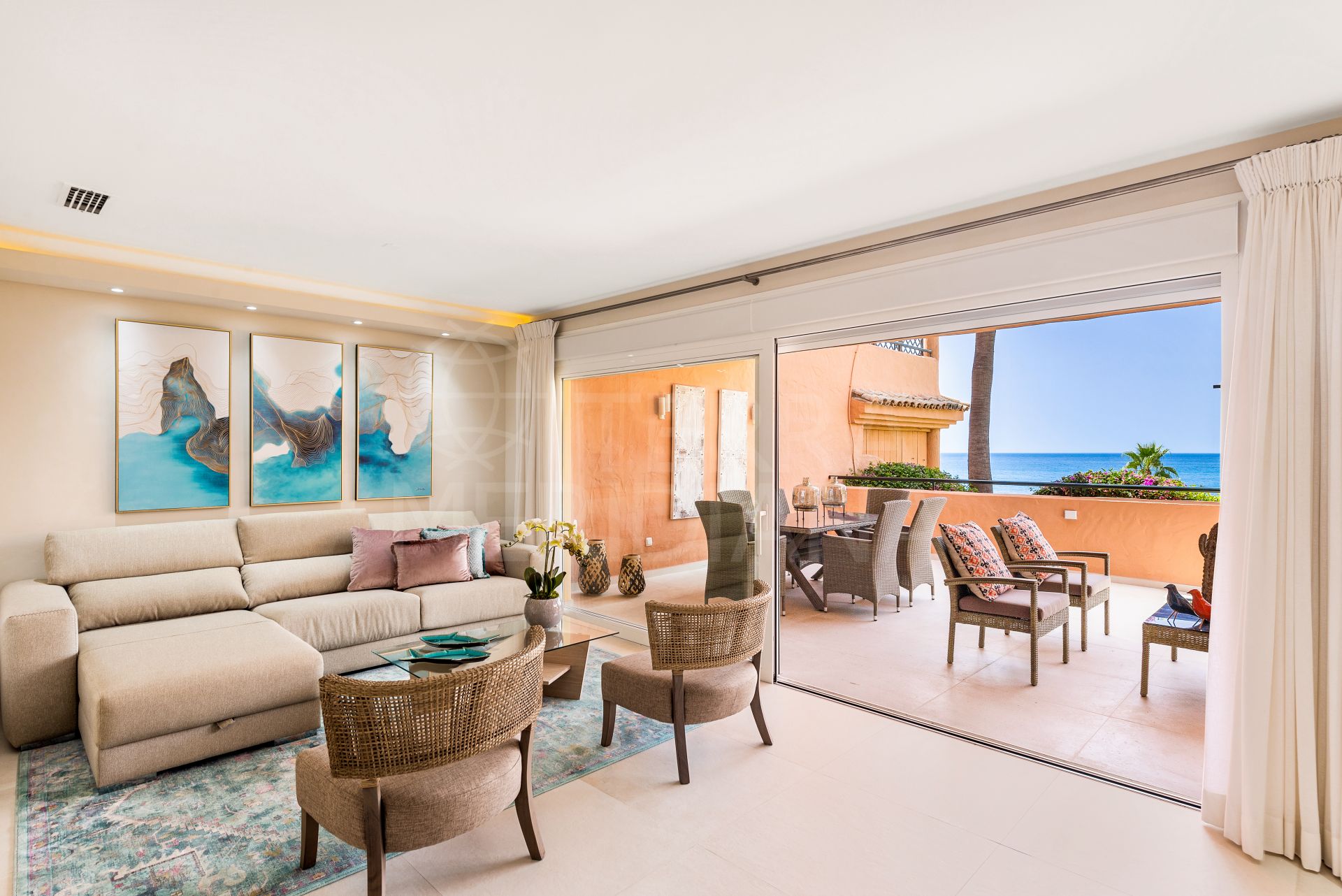 Ático en primera línea de playa en venta en Bermuda Beach, Estepona