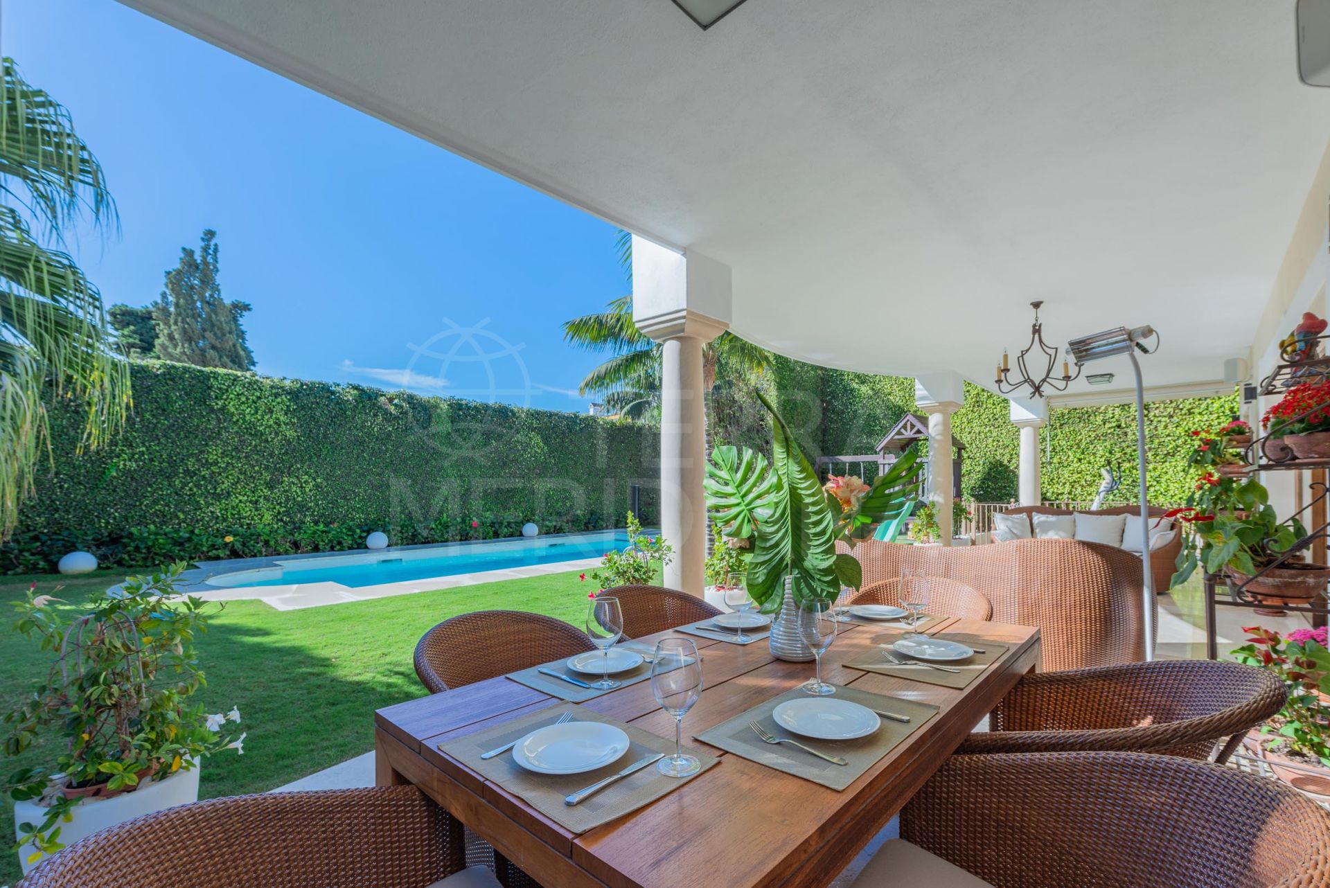 Beachside luxury villa for sale in Casablanca, Marbella Golden Mile