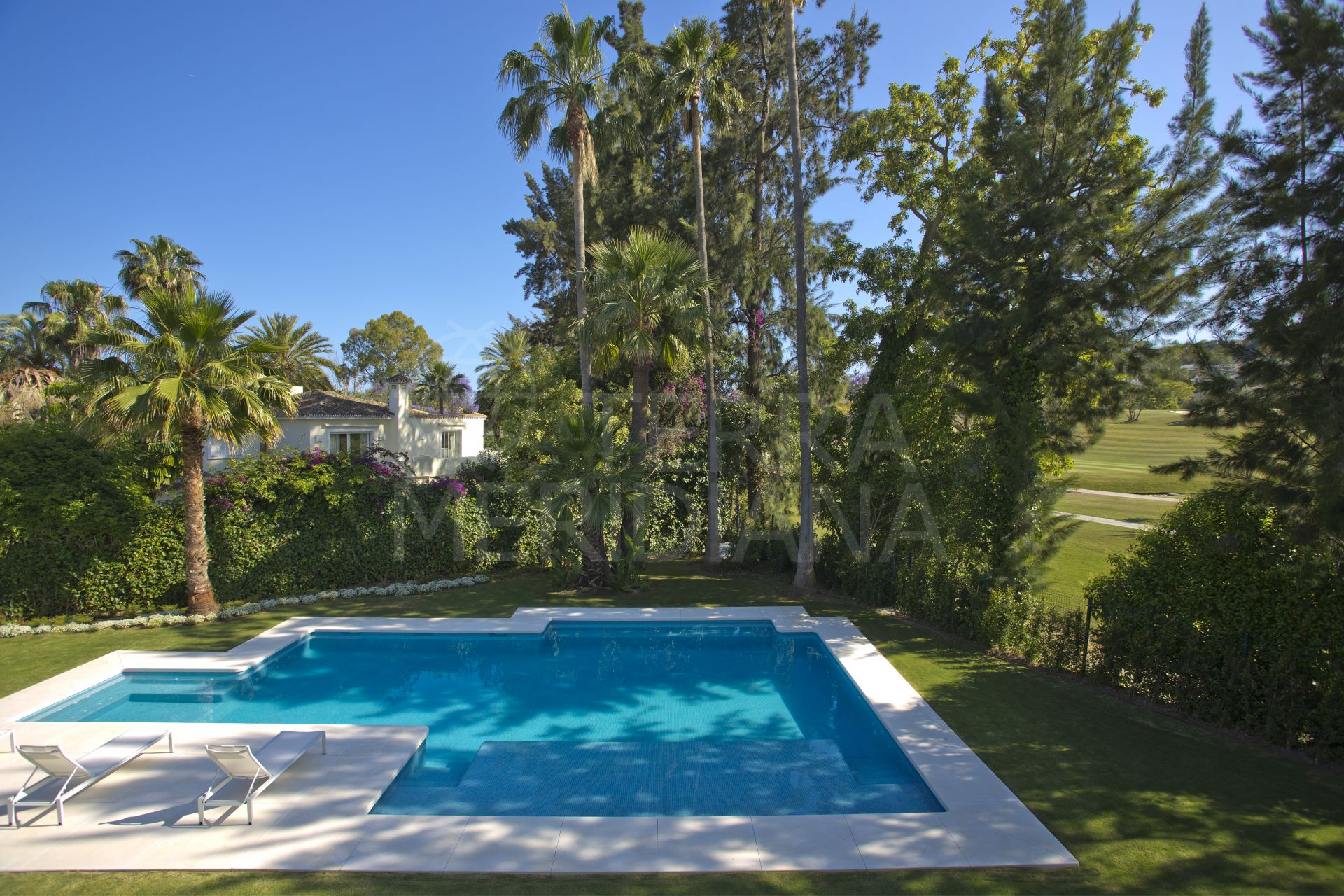 Villa intemporelle en première ligne de golf à vendre à Las Brisas, Nueva Andalucia, Marbella