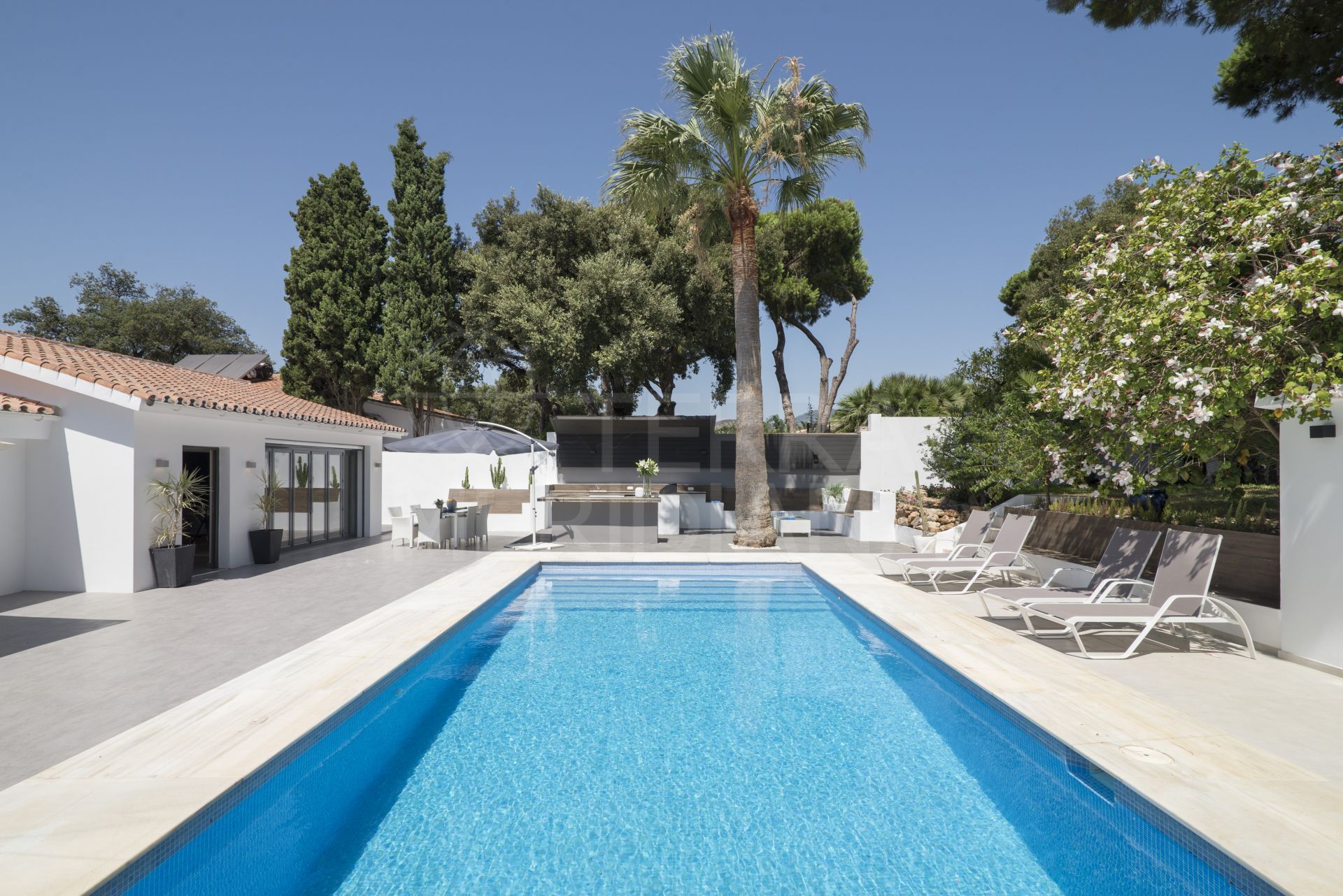 Chalet de lujo remodelado de un nivel en venta en El Rosario, Marbella Este