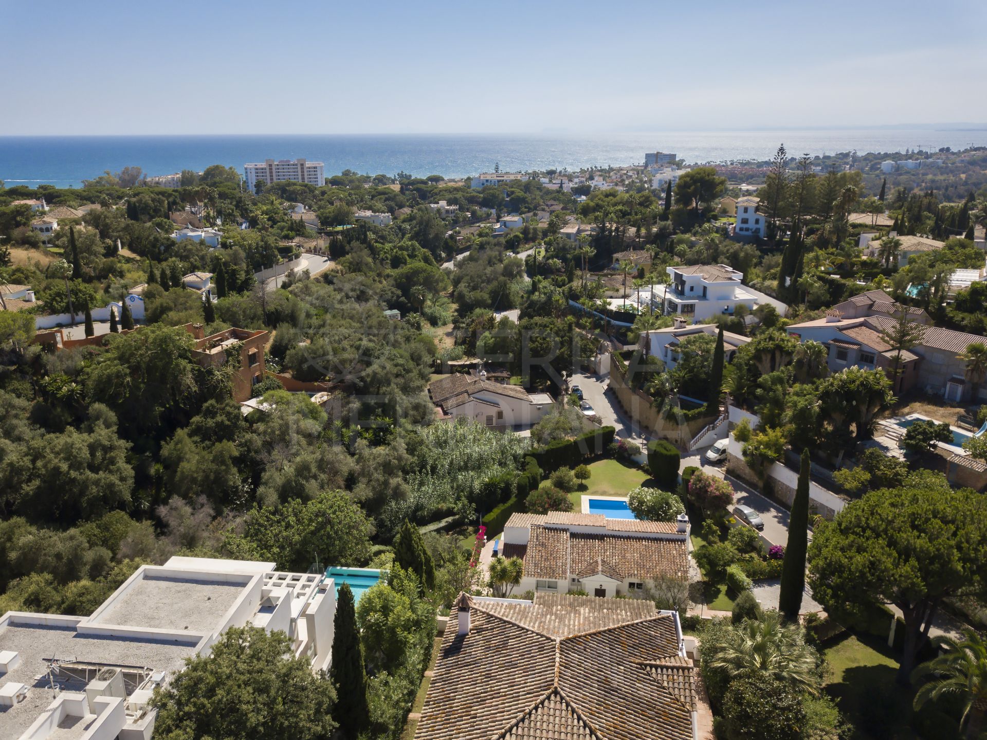 Encantadora villa de 5 dormitorios recientemente renovada con vistas al mar en venta en El Rosario, Marbella este