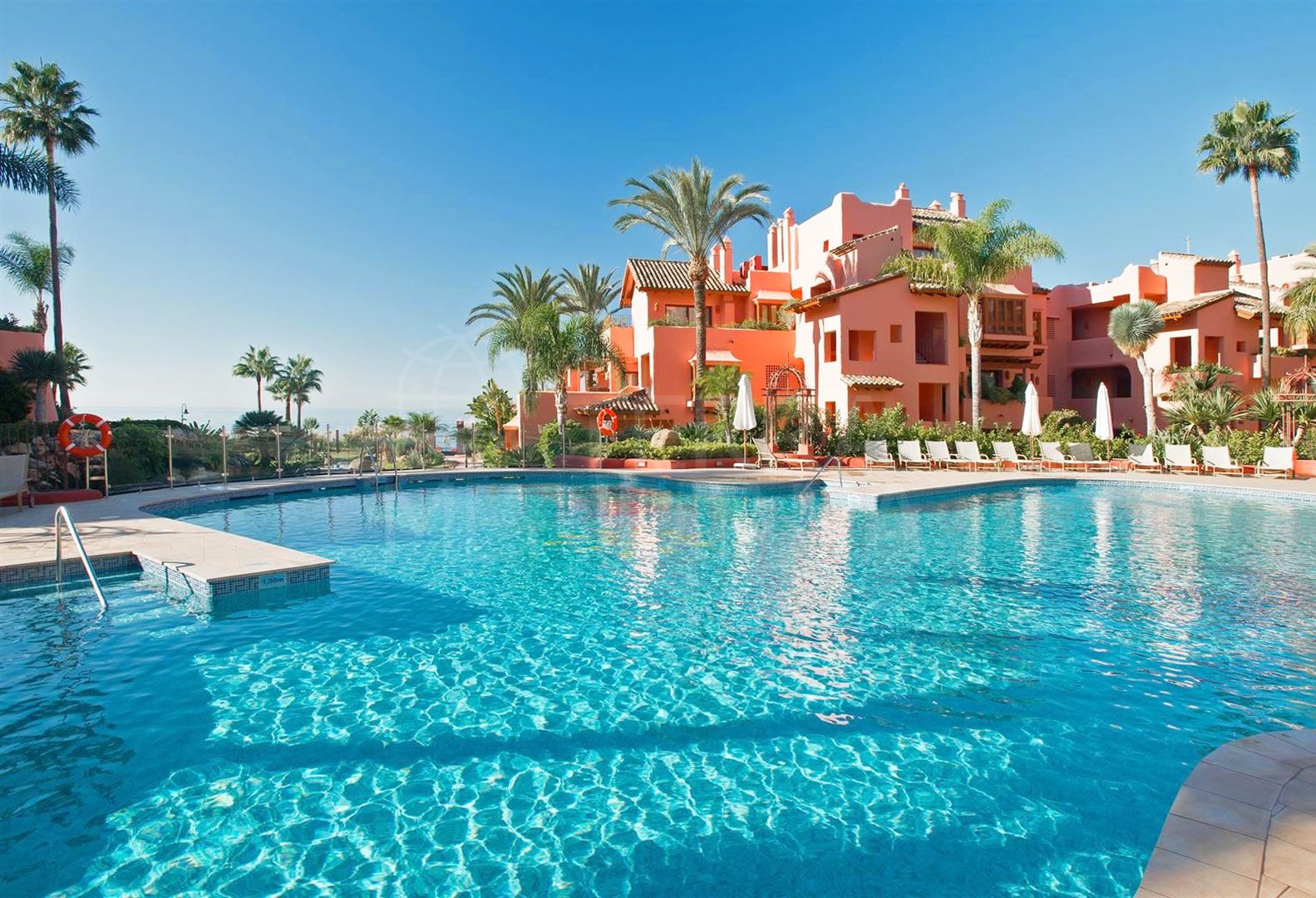 Precioso apartamento en primera línea de playa con 2 dormitorios en venta en Cabo Bermejo, Estepona