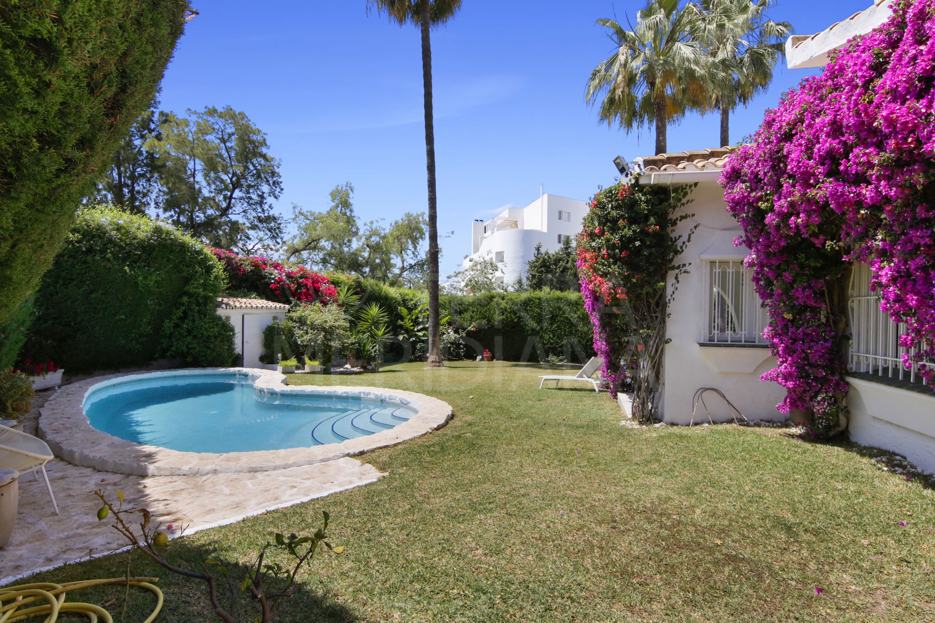 Villa mediterránea en primera línea de golf en venta en Guadalmina Alta, Marbella