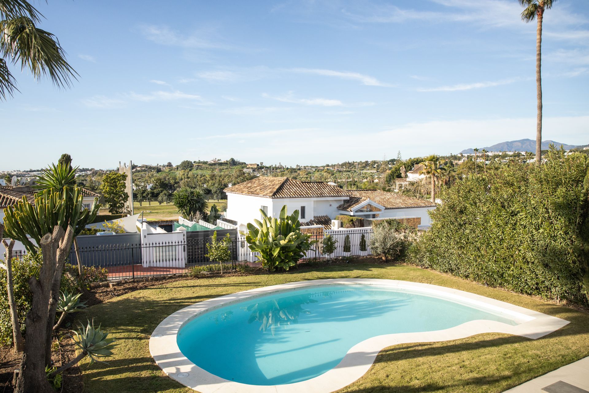 Villa élégante et rénovée de 4 chambres à vendre au cœur de Nueva Andalucia