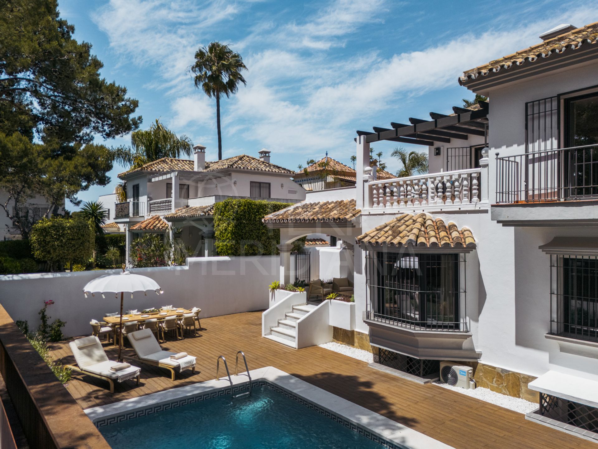 Villa andalouse élégante de 5 chambres à vendre à Altos del Rodeo, Nueva Andalucia