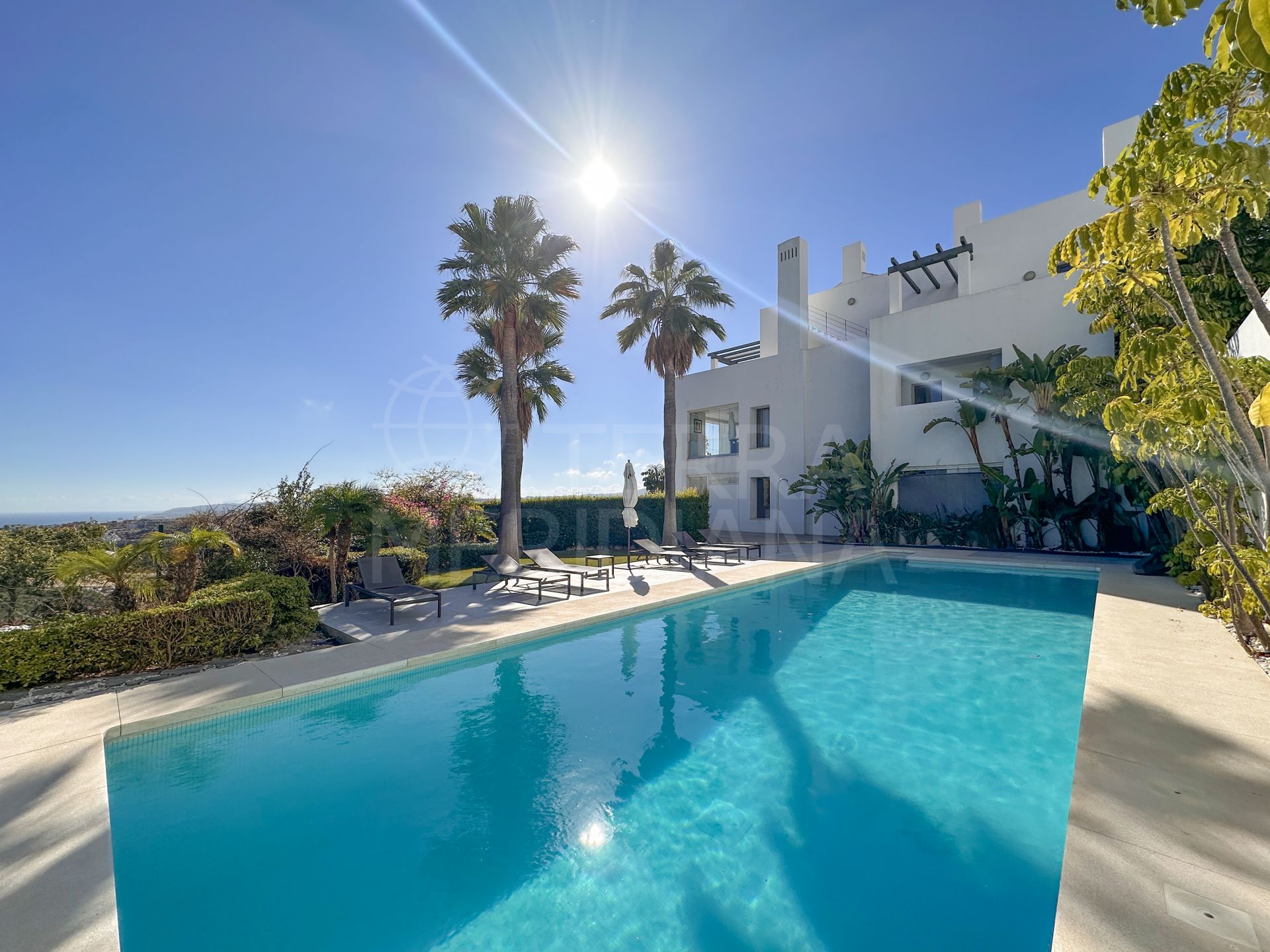 Lujoso apartamento en planta baja de 2 dormitorios con vistas al mar en venta en Finca Cortesín, Casares