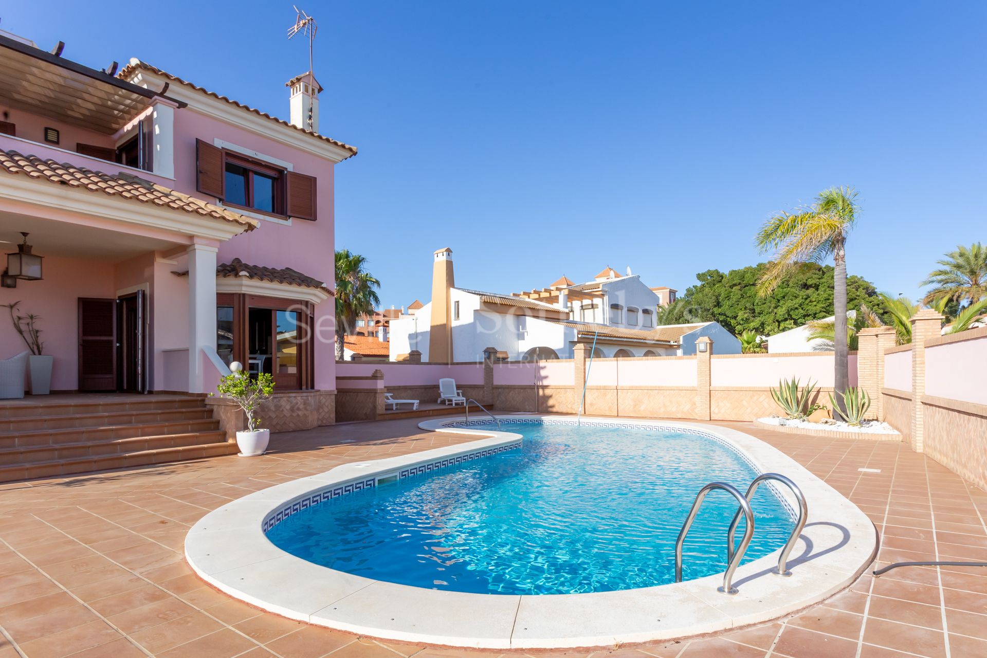 Chalet independiente con piscina, en la playa de Isla Canela
