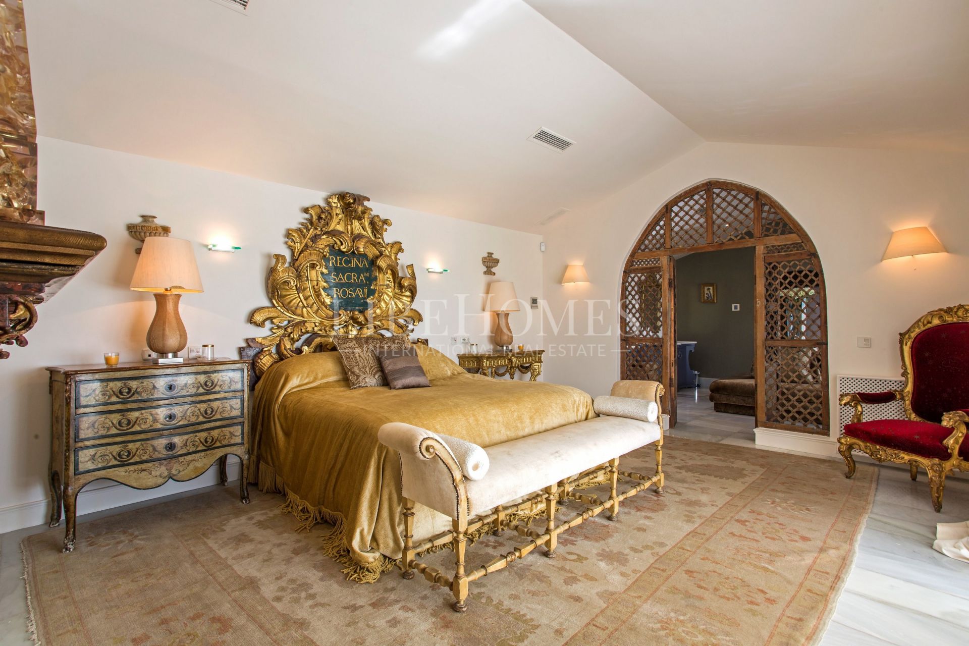 Villa avec un emplacement privilégié sur le front de mer, Marbella Est