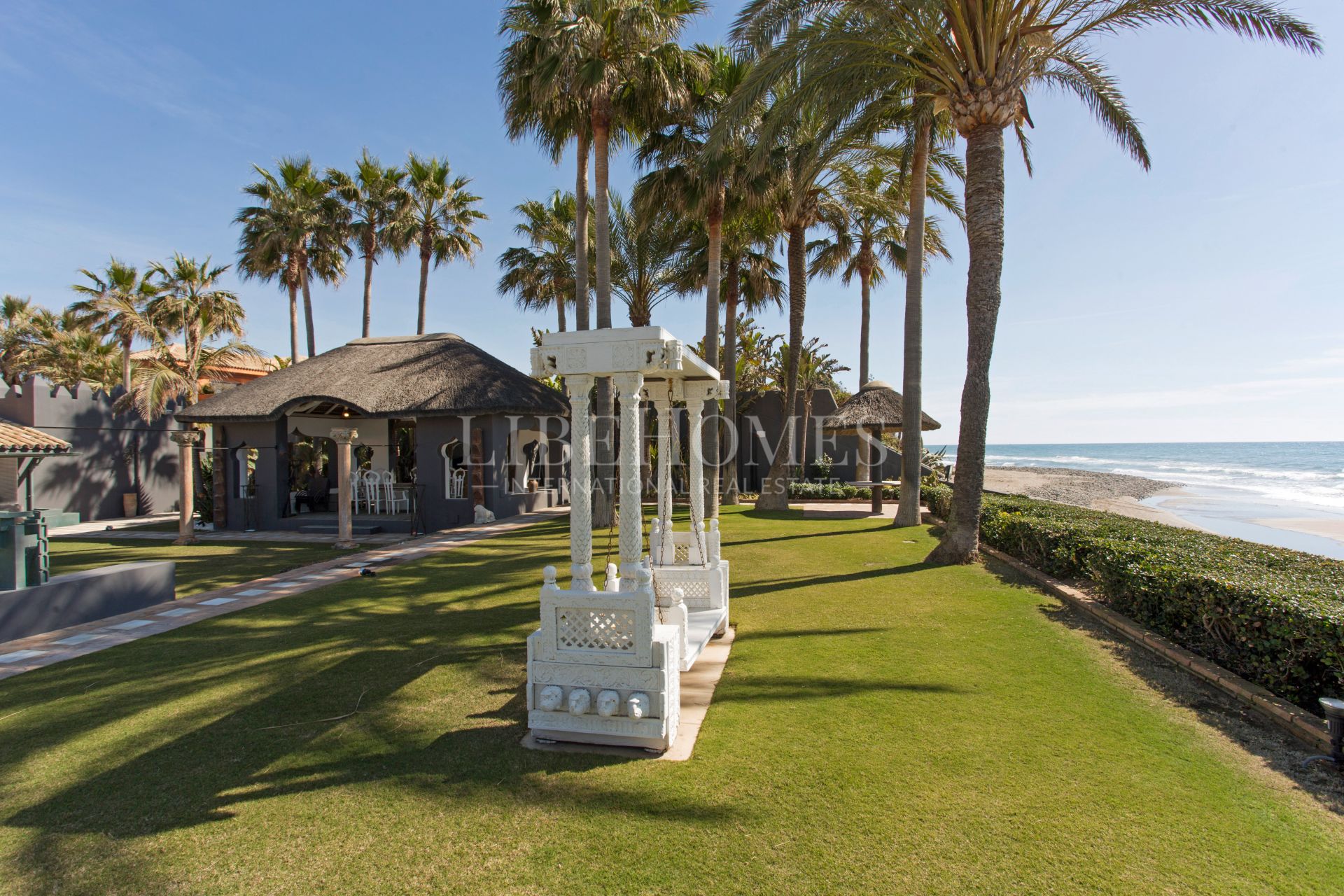 Villa avec un emplacement privilégié sur le front de mer, Marbella Est