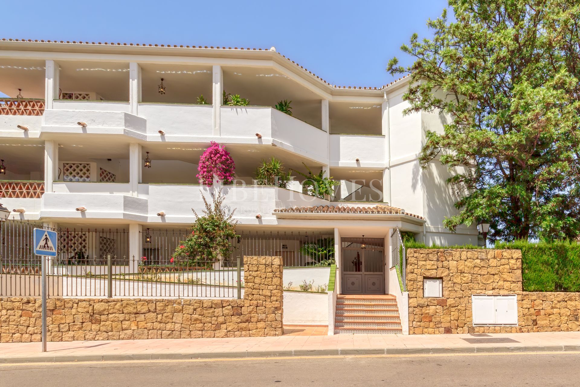Sea side, south-oriented apartment, steps from the beach, Puerto Banus
