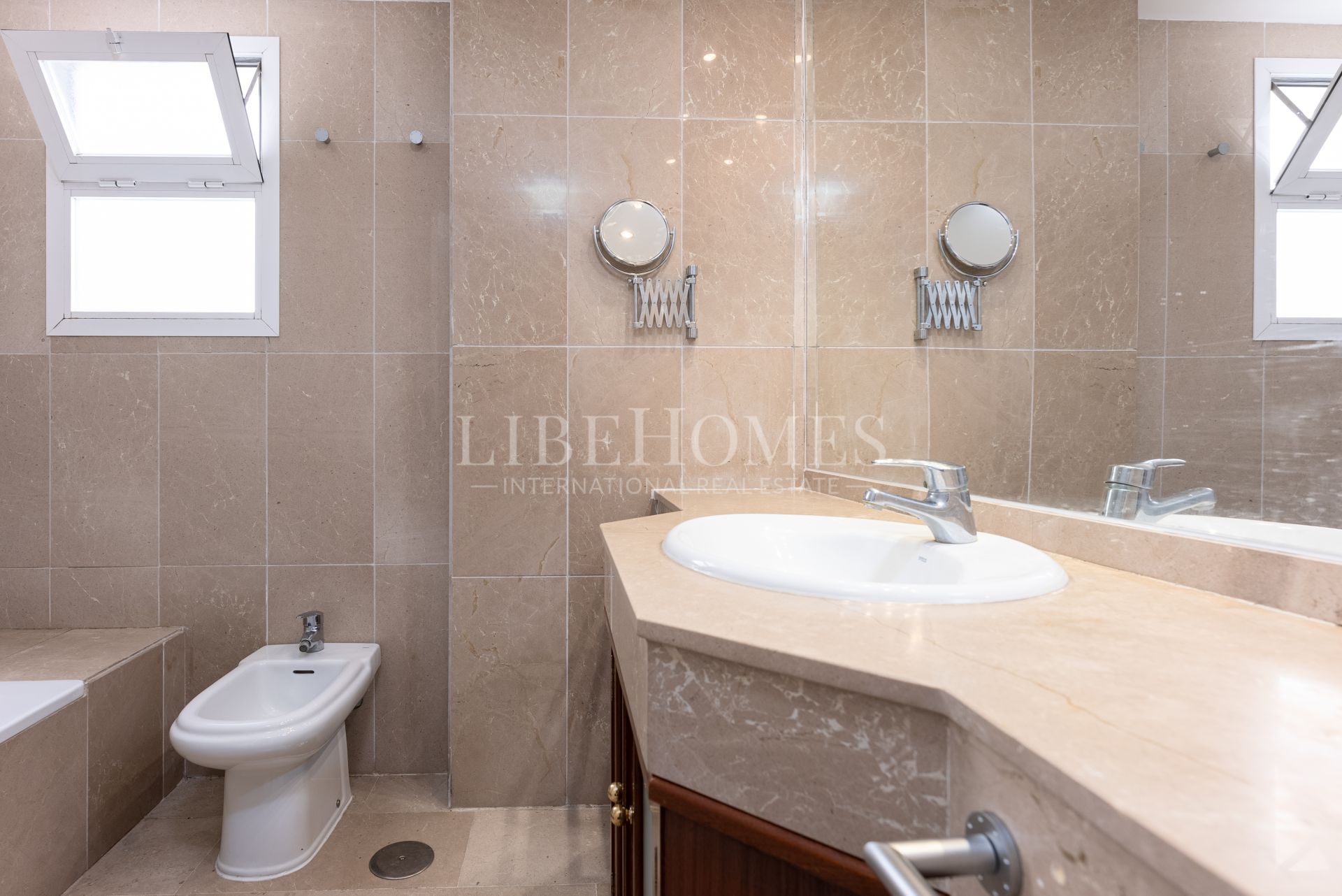 Sea side, south-oriented apartment, steps from the beach, Puerto Banus