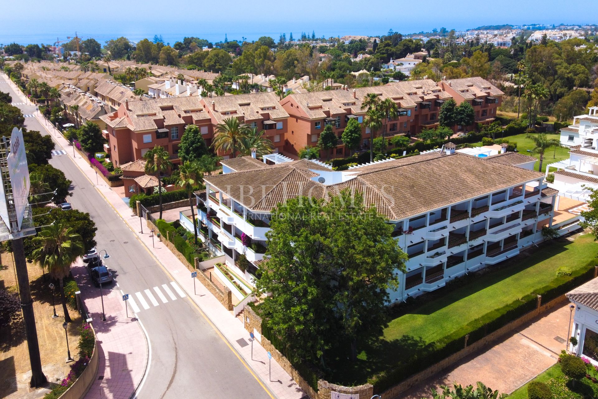Sea side, south-oriented apartment, steps from the beach, Puerto Banus