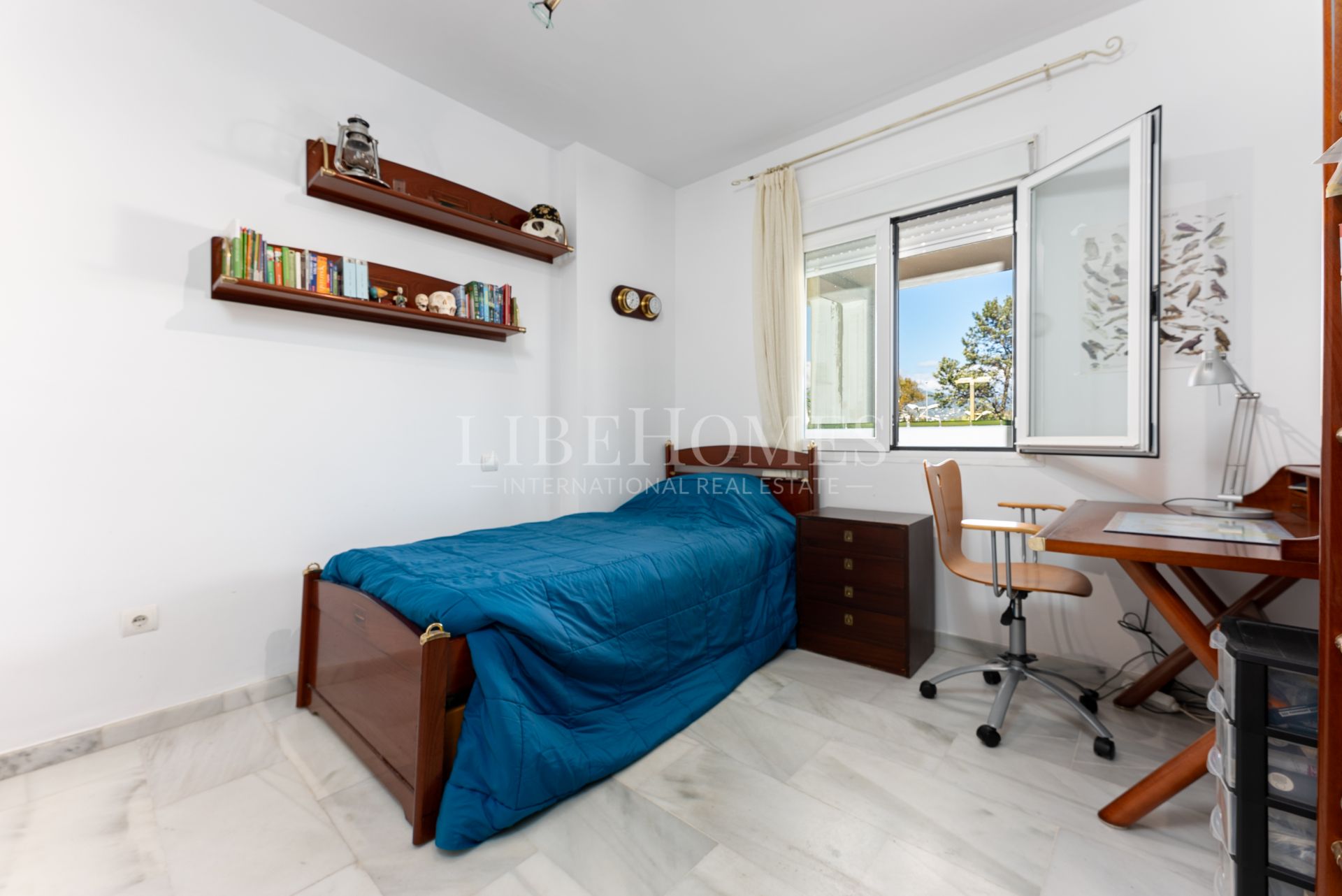 Sea side, south-oriented apartment, steps from the beach, Puerto Banus
