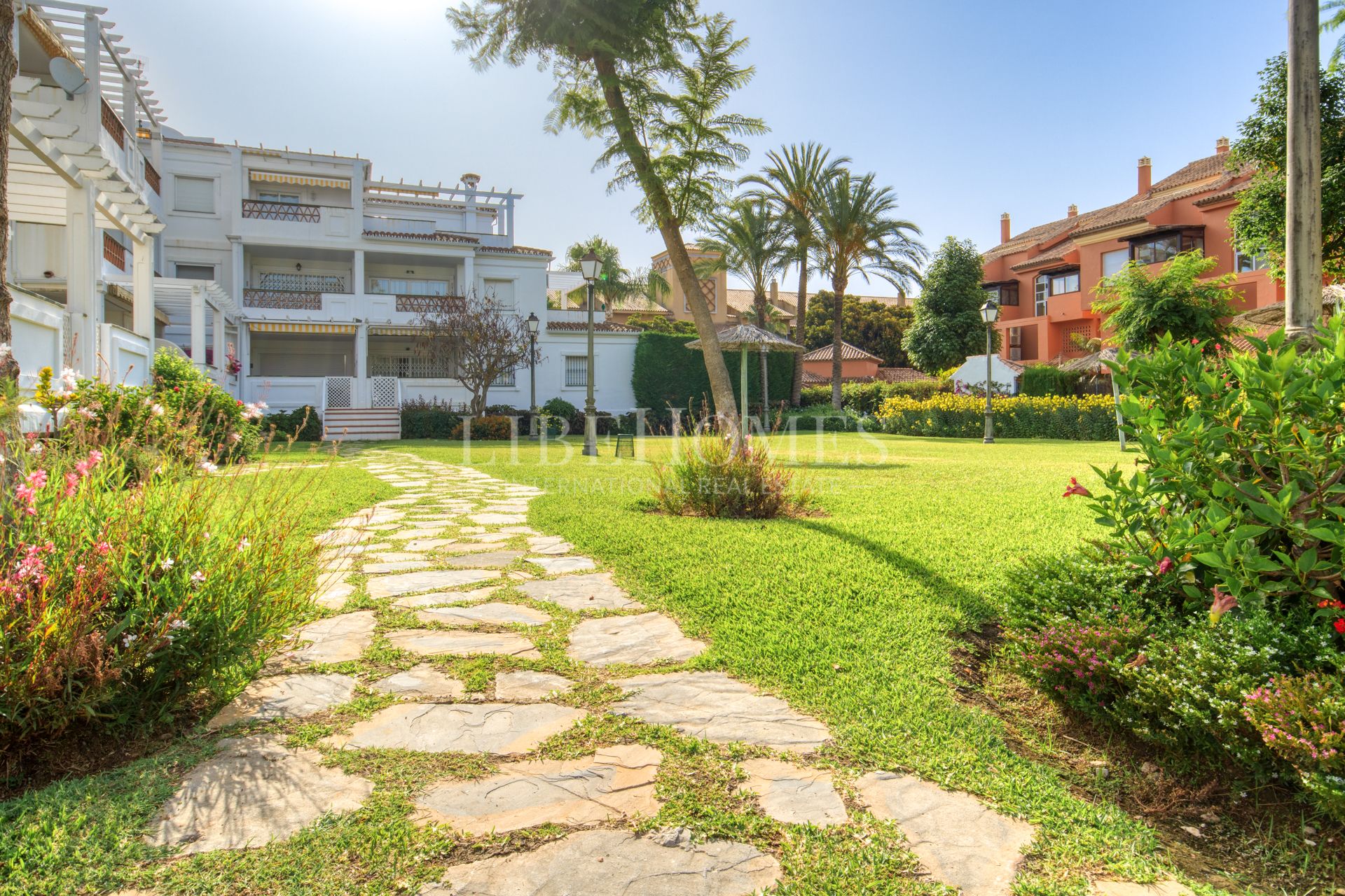 Sea side, south-oriented apartment, steps from the beach, Puerto Banus