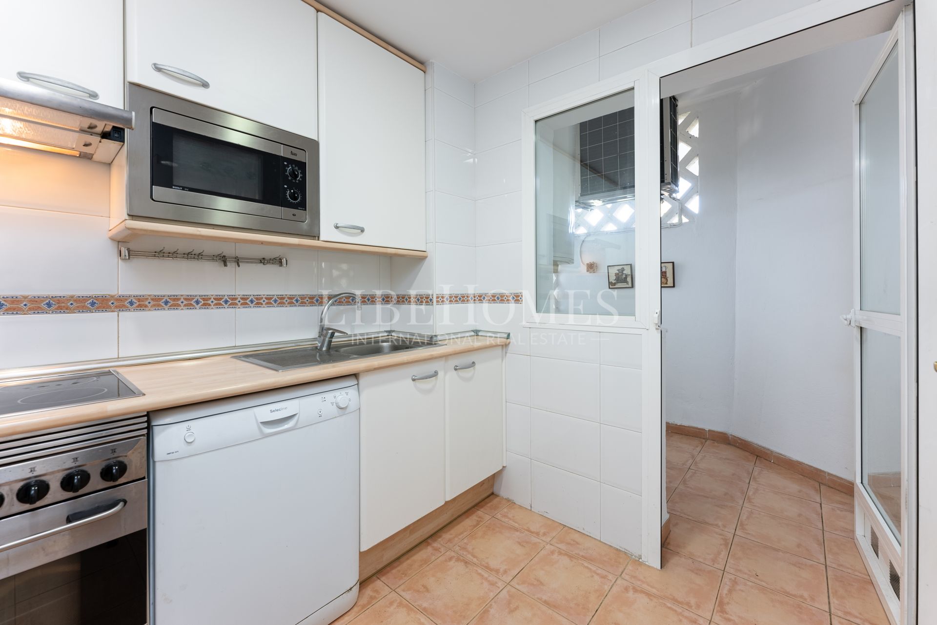 Sea side, south-oriented apartment, steps from the beach, Puerto Banus