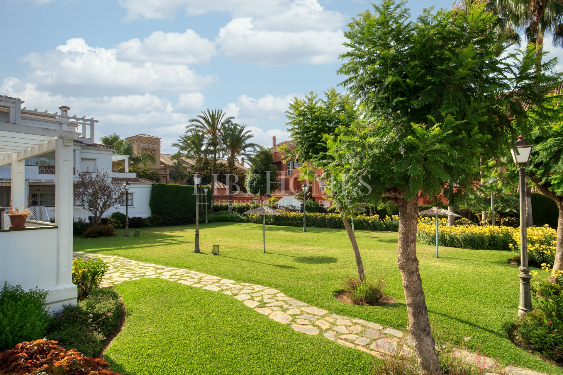 Sea side, south-oriented apartment, steps from the beach, Puerto Banus