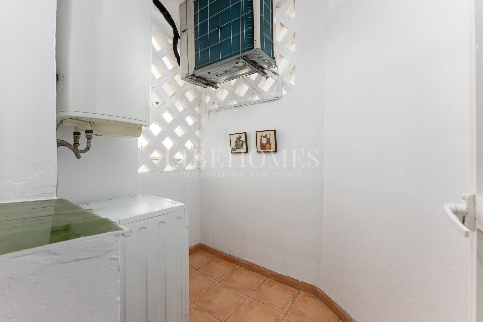 Sea side, south-oriented apartment, steps from the beach, Puerto Banus
