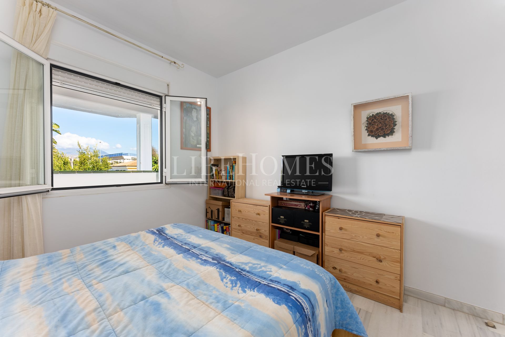 Sea side, south-oriented apartment, steps from the beach, Puerto Banus