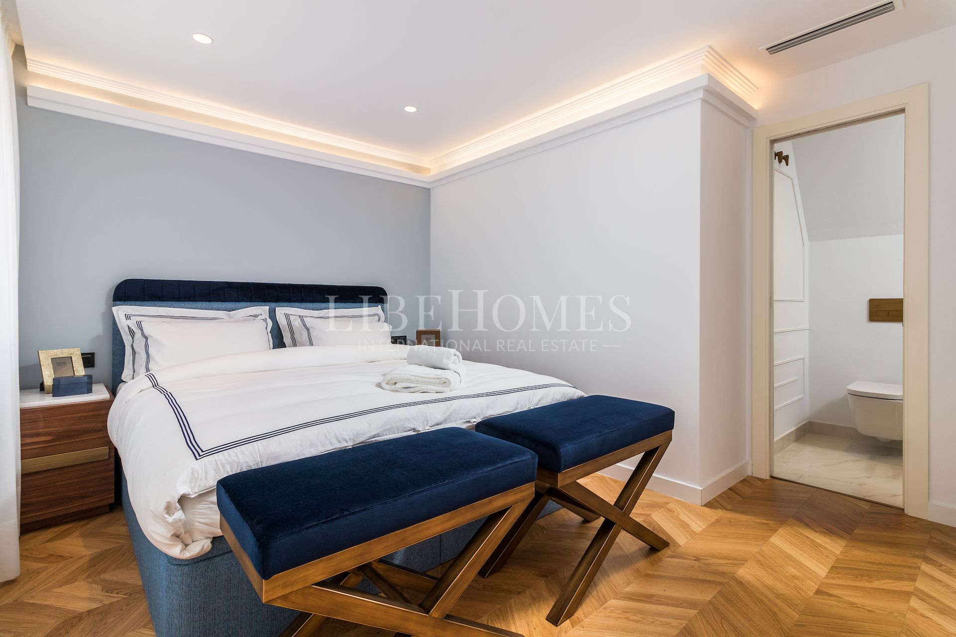 Beachfront townhouse in a luxury complex, Marbella Golden Mile