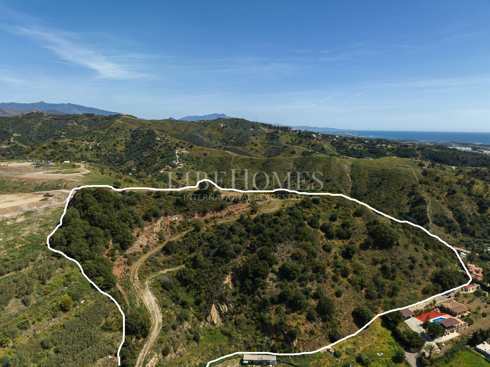 Terreno edificable muy cerca de Estepona, con increíbles vistas al mar